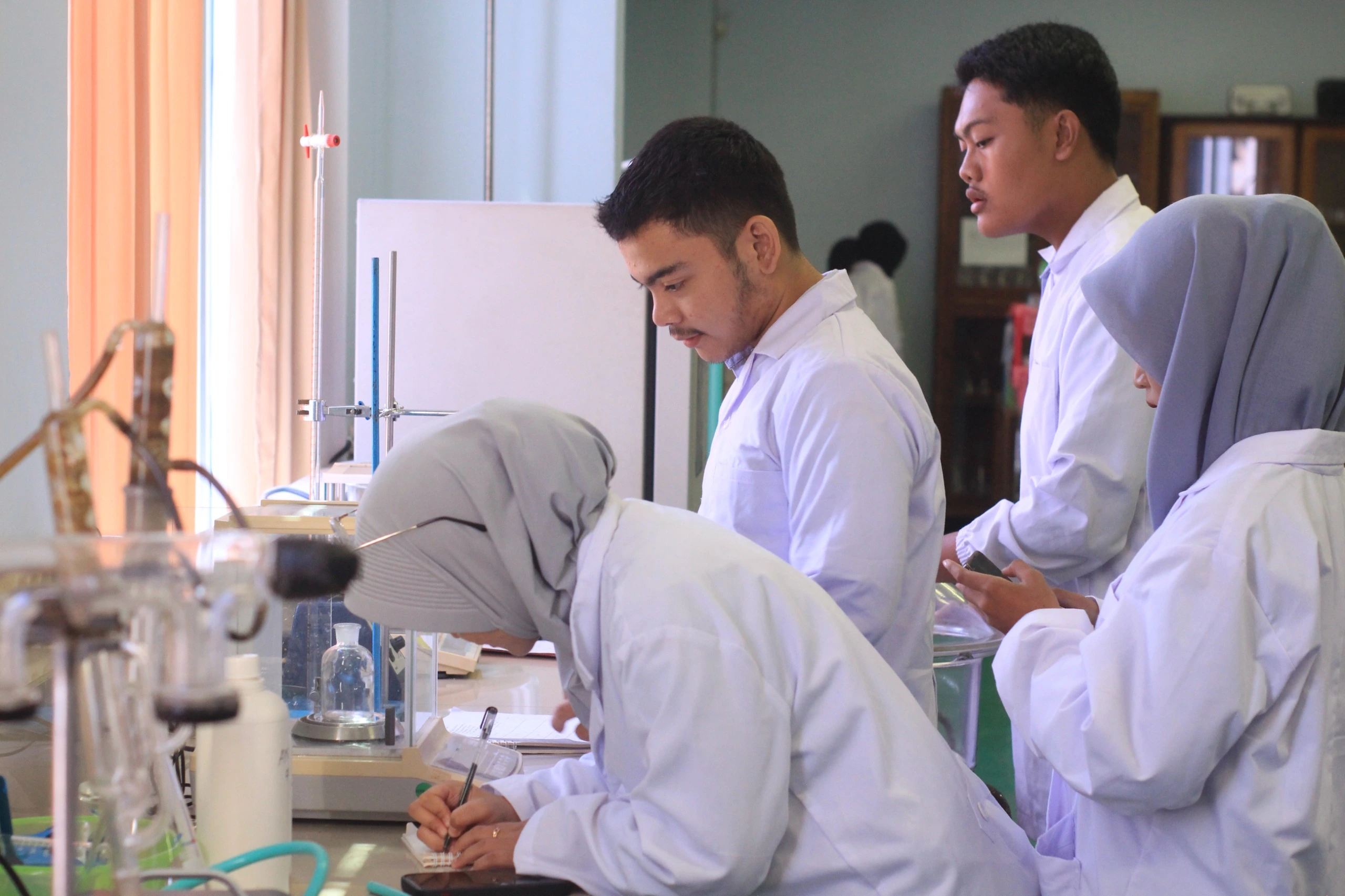 Aktivitas penelitian di laboratorium Politeknik Negeri Jember
