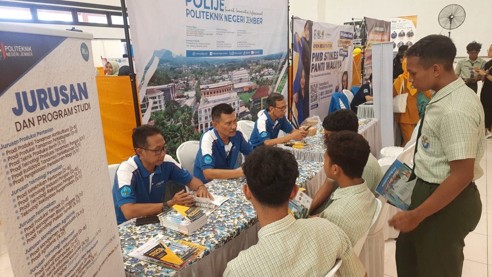 Polije Promosikan Program Unggulan di Edu Fair Probolinggo 2025