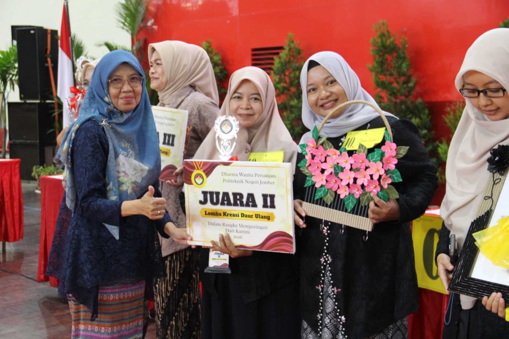 Anggota DWP Polije Ubah Limbah Plastik Menjadi Karya Seni Estetik