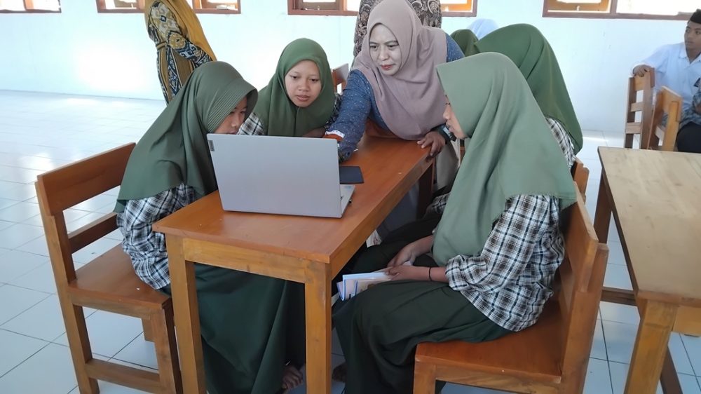 Dosen BKP Polije Gelar Pelatihan Grammar Interaktif di MA Darul Kholili