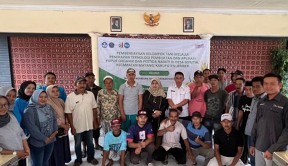 Dosen Polije Aplikasikan Pupuk Organik Cair dan Pestisida Nabati di Desa Seputih