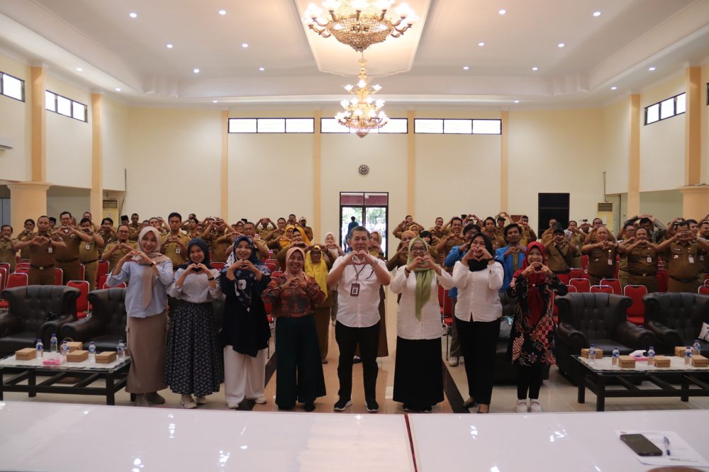 Dinas Pendidikan (Dispendik) Kabupaten Jember bersama Politeknik Negeri Jember (Polije) menginisiasi Sosialisasi dan Audiensi KKN Kolaboratif di Aula Soetrisno Widjaya, Kampus Polije, Senin (6/7). Kegiatan ini mengajak mahasiswa meningkatkan kualitas pendidikan di desa.
