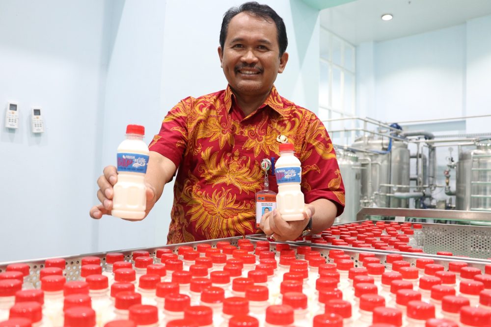 Direktur Polije, Saiful Anwar, S.TP., M.P., menunjukkan produk susu dari Tefa Milk (Foto: Humas)