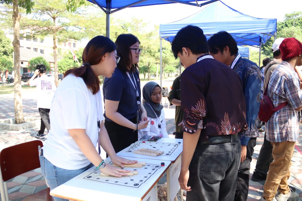 Keseruan Peserta WFK-ICT 2026 Gelar Korean Game Day di Polije