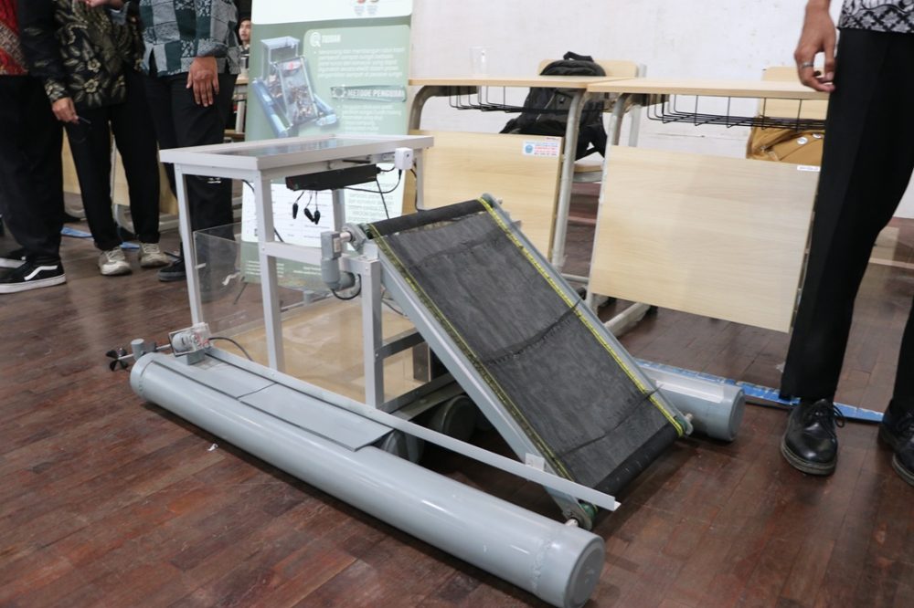 Mahasiswa Polije Kembangkan Robot Kapal Pembersih Sampah Bertenaga Surya