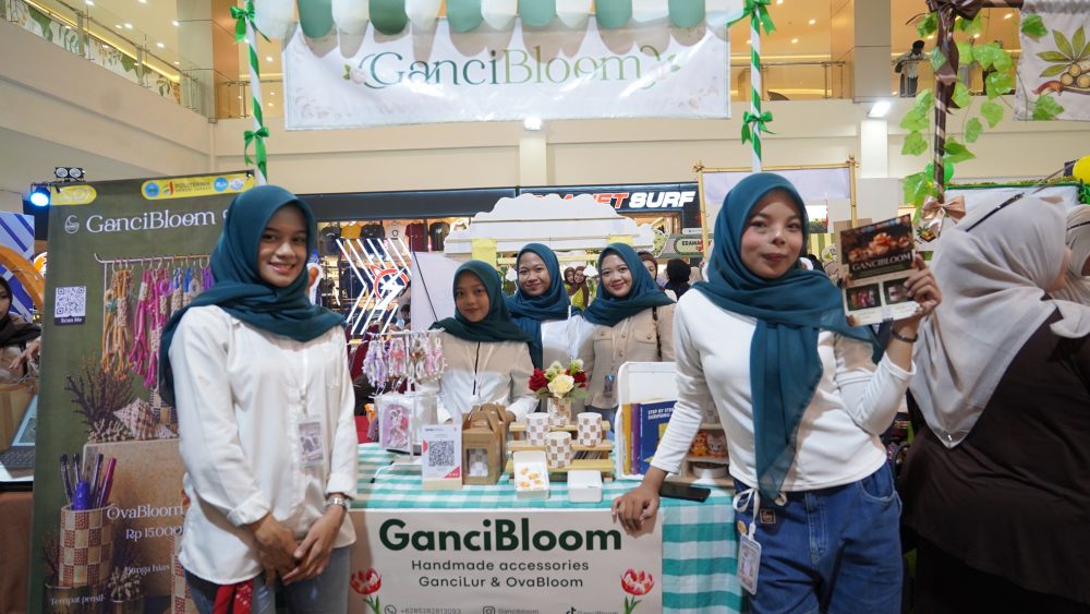 Mahasiswa Polije Sulap Limbah Cangkang Telur Jadi Aksesori Estetik GanciBloom