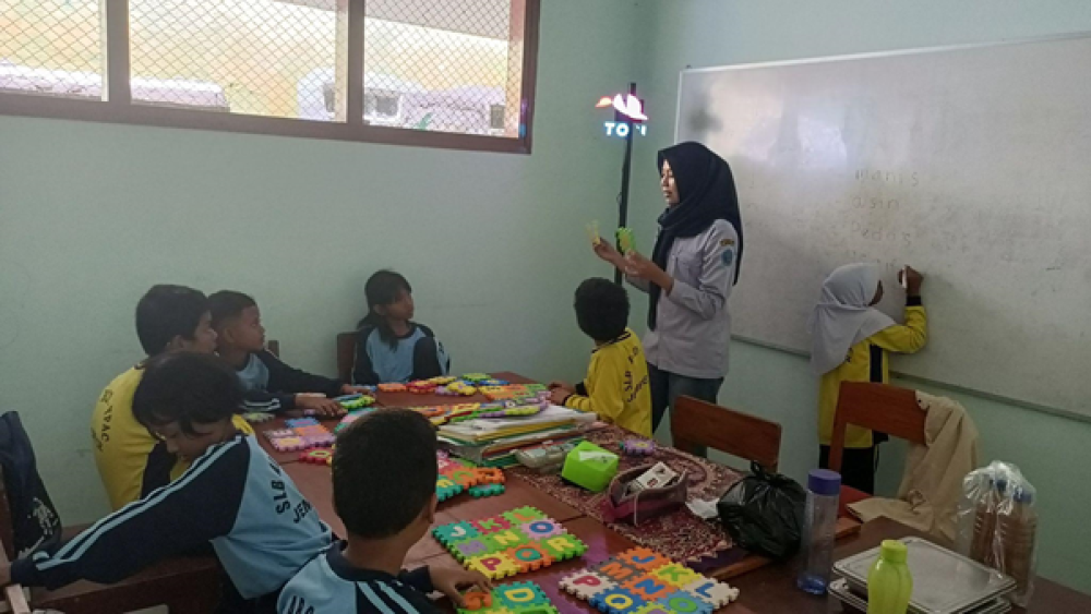 Mahasiswa Polije Terapkan Inovasi HoloPuzzle Bagi Siswa Hambatan Intelektual Di SDLB YPAC