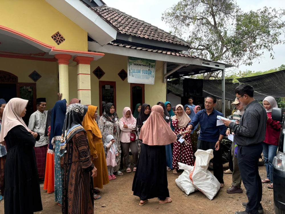 Polije Bagikan Bibit Hijauan Pakan Kelompok Tani Hutan Probolinggo
