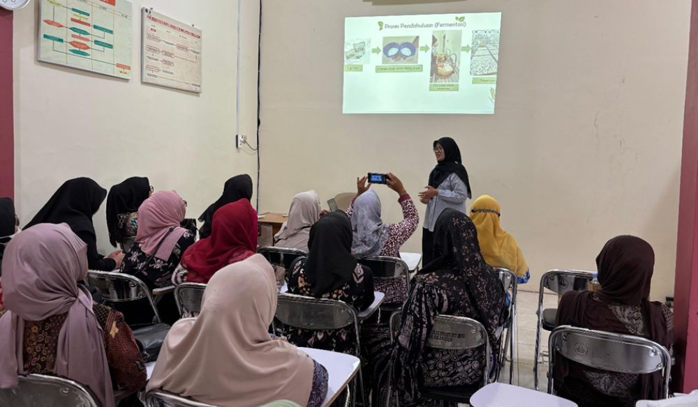 Polije Berdayakan TP PKK Curahlele melalui Teaching Factory NutriLab Kitchen