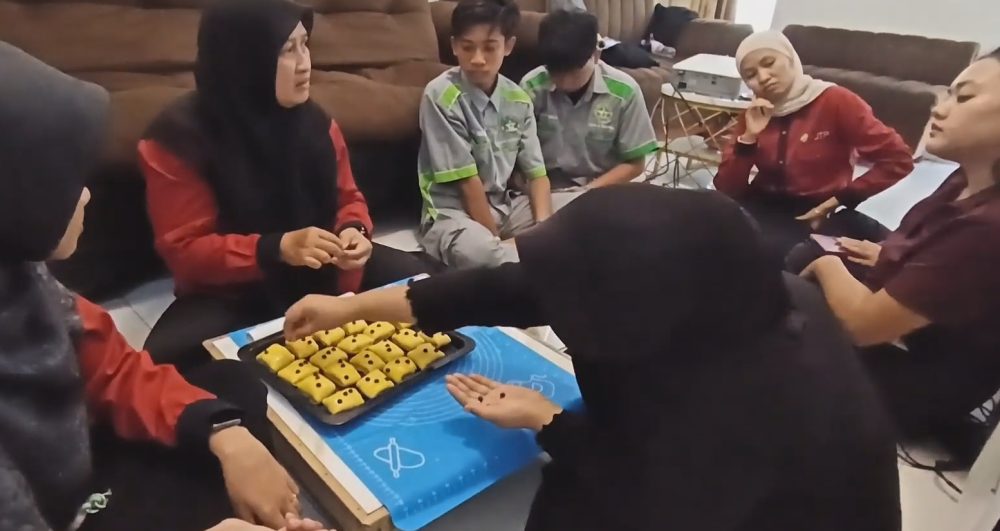 Polije Dorong Daya Saing UMKM Zel's Kitchen Lewat Mesin Otomatis