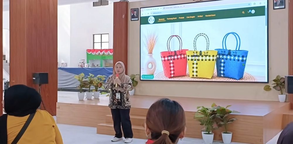 Polije Dorong UMKM Pak Tara Craft Naik Kelas