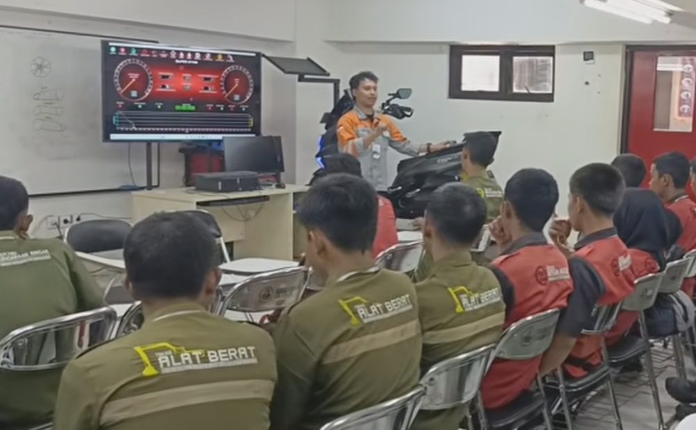 Polije Edukasi Siswa SMKN 2 Jember soal Uji Otomotif dan Cetak 3D