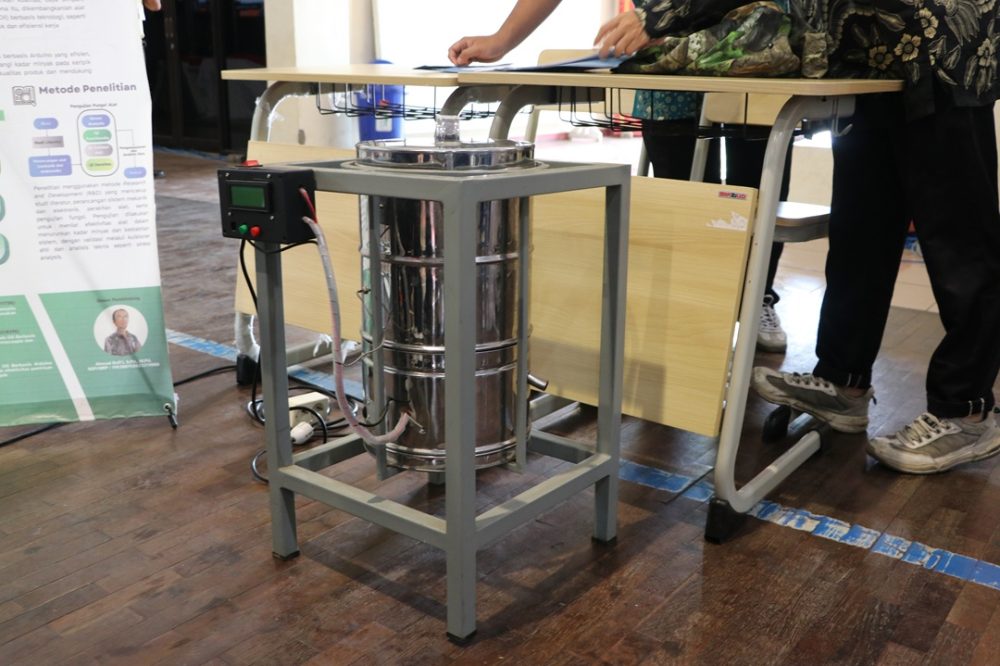 Polije Kembangkan Automatic Drain Oil untuk UMKM Keripik