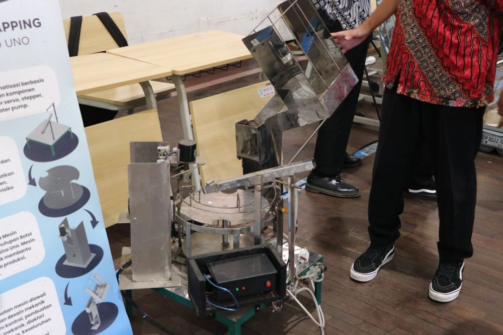 Polije Kembangkan Mesin Otomatis Pengisi dan Penutup Botol