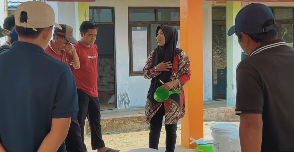 Polije Olah Limbah Kulit Kopi Badean Jadi Pupuk Cair
