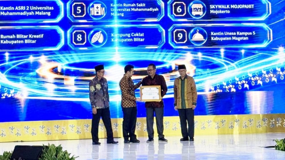 Polije Raih Penghargaan Zona KHAS di Festival Ekonomi Syariah (Foto: Ist)