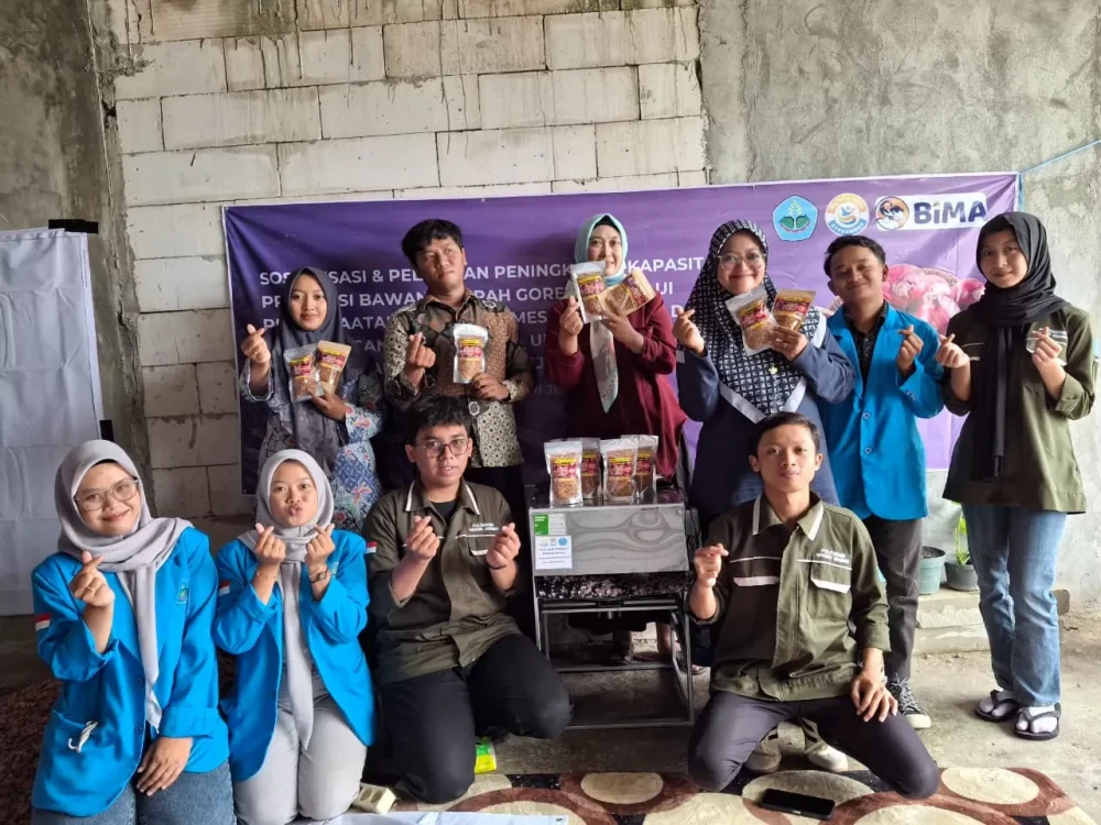 Tim-Pengabdian-Masyarakat-Politeknik-Negeri-Jember-saat-meluncurkan-sistem-pembukuan-digital-yang-membantu-UMKM-1674965890