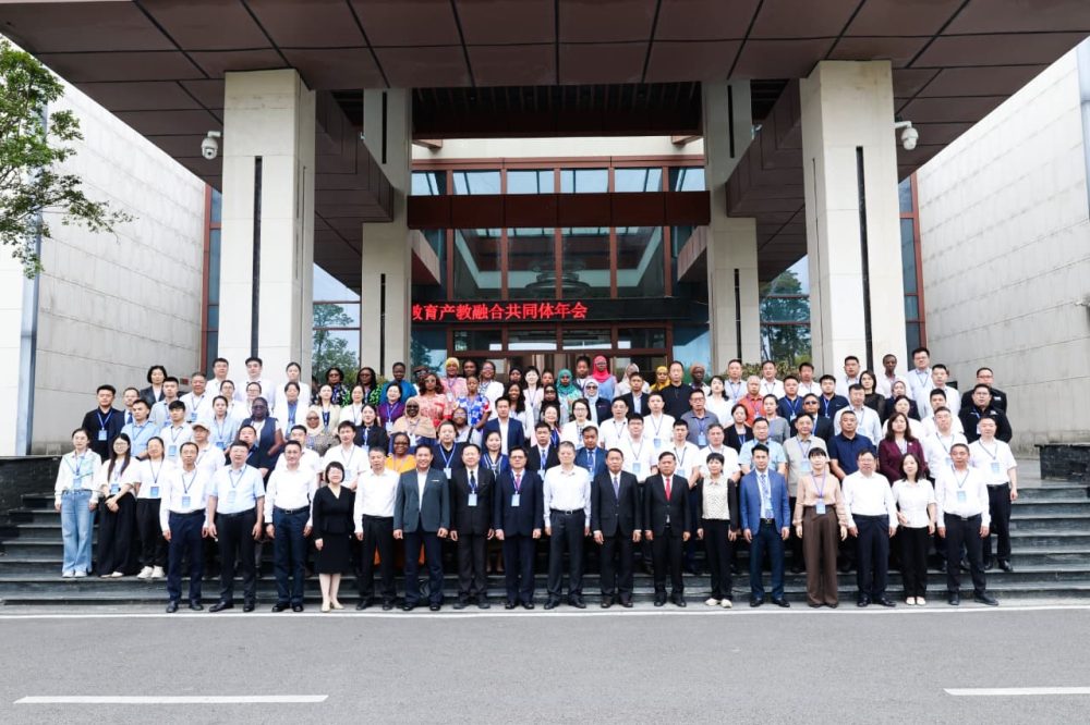 GUIYANG, Tiongkok – Politeknik Negeri Jember (Polije) mengikuti China-ASEAN Education Cooperation Week 2026, Rabu (9/9/2026). Kegiatan berlangsung di Guizhou, Tiongkok, dan mempertemukan institusi pendidikan vokasi, pemerintah, industri, serta mitra ASEAN.