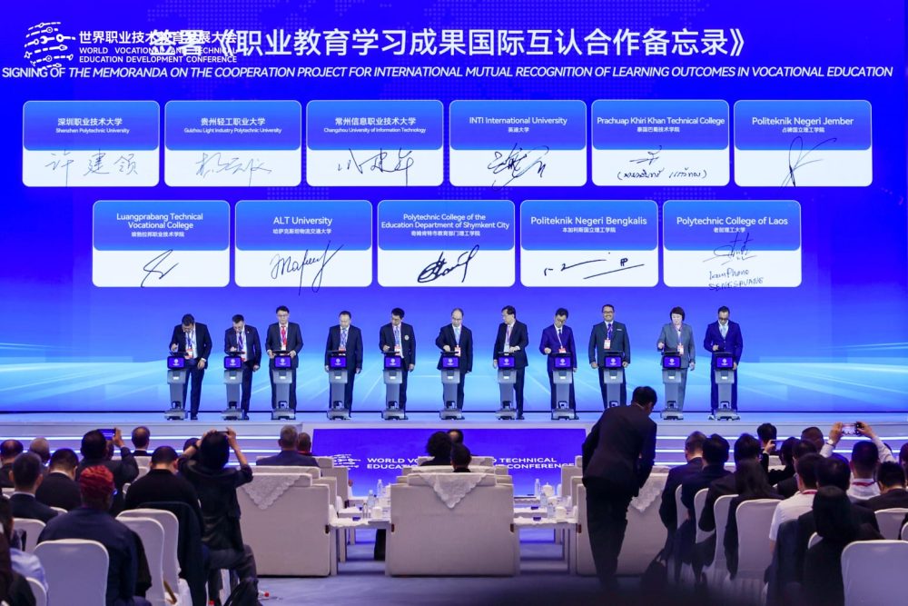 Polije Teken MoU dengan Shenzhen Polytechnic University di Forum Dunia