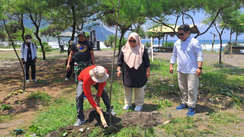 Polije Gelar Aksi Bersih Pantai di Puger Peringati Hari Pariwisata Dunia 2025